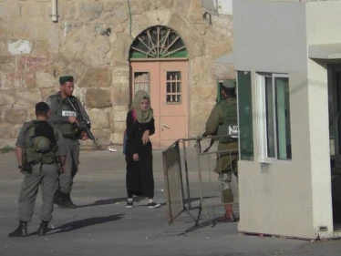 بالفيديو|| عملية طعن قرب الحرم الإبراهيمي في الخليل