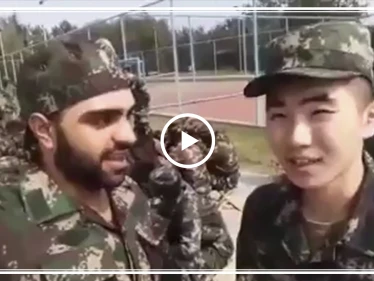 مقاتل صيني إلى جانب قوات النظام السوري قائلًا: "هنت قد الدولة يا حيوان!!" (فيديو)