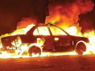 بالفيديو|| الجيش الإسرائيلي يفتح النار على سيارة فلسطينية ويشعل بها النيران بزعم وجود عملية دهس مستوطن