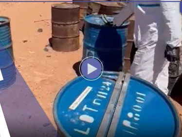 شاهد || الجيش الليبي يعثر على براميل اليورانيوم "المسروق" باتجاه الحدود التشادية