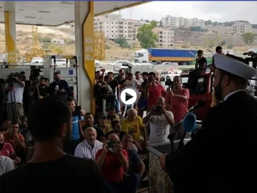 بالفيديو|| في محطة وقود.. شيخ لبناني يأم بالمصلين ويقيم صلاة الجمعة كرسالة للمسؤولين