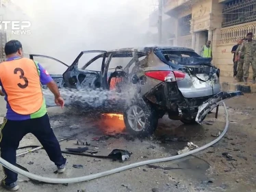 اللحظات الأولى لانفجار عبوة ناسفة داخل سيارة أحد المدنيين بمدينة عفرين في ريف حلب