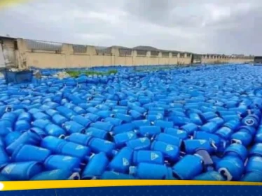 شاهد|| سيول قوية تجرف مئات اسطوانات الغاز في مدينة اللاذقية بسوريا