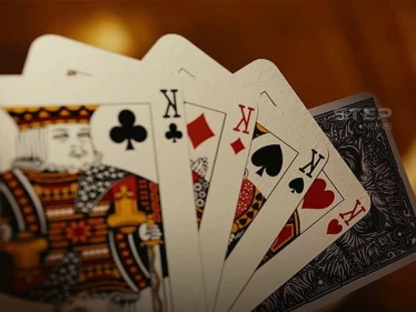 ما أصول لعبة الورق "لعبة الشدة" أو الكوتشينه ولماذا عددها 52 ورقة؟
