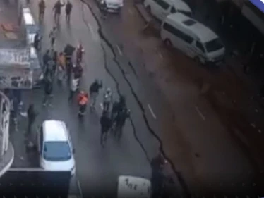تطايرت السيارات للأعلى.. فيديو لانفجار مرعب هزّ جوهانسبرج أودى بحياة شخص