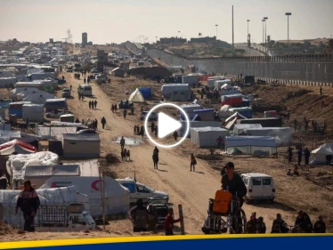 بالفيديو|| حريق وإطلاق نار قرب معبر رفح ومحاولات النازحين اقتحام الحدود المصرية