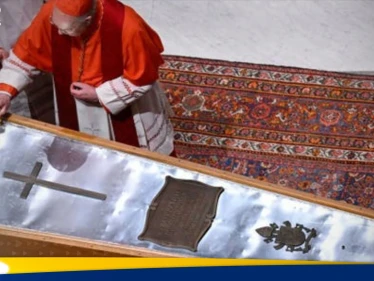 بمشاركة الآلاف.. العالم يشييع البابا فرنسيس إلى مثواه الأخير