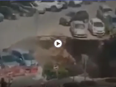 بالفيديو|| مشهد يحبس الأنفاس.. انهيار أرضي يبتلع مجموعة من السيارات في القدس وإسرائيل تطلق تحذيراً مستعجلاً