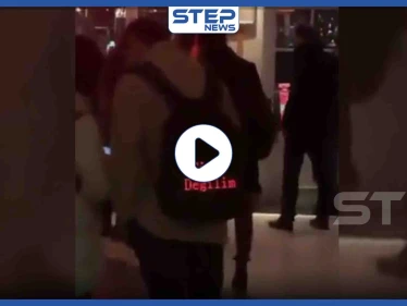 بالفيديو|| لوحة صراف إلكترونية يستخدمها تايواني على ظهره ليخبر أهالي إسطنبول أنه ليس صيني