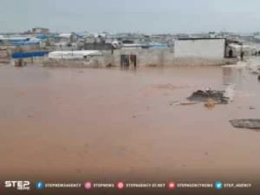 استمرار هطول الأمطار يعزز معاناة مخيمات النازحين على الحدود السوريّة التركيّة