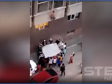 بالفيديو || عملية إنقاذ مثيرة لرجل كاد أن يسقط من نافذته التي حاصرتها النيران