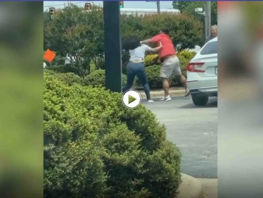 بالفيديو|| بصقا على بعضهما وتضاربا.. شجار عنيف بين رجل وامرأة قرب محطة وقود في أمريكا