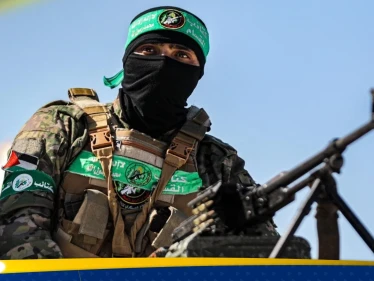 مقاتلو القسام يفتكون بقوة إسرائيلية خاصة وجدوها على الطريق أثناء عودتهم من المعركة