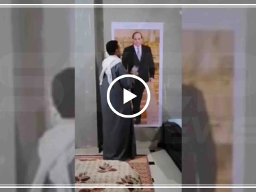 مواطن مصري يستنجد بصورة "للسيسي" لمعرفة مكان إبنه!! (فيديو)