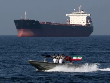 مسؤول بالبنتاغون يقرّ باحتجاز إيران ناقلة نفطية في بحر عمان ويكشف موقف قواتهم أثناء الحادثة