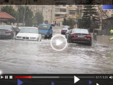 شاهد|| فيضانات مدمرة بالأردن تتسبب بمقتل شخص والبرد يحطم زجاج السيارات