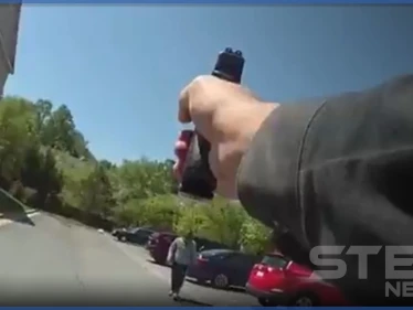 الشرطة الأميركية تنشر فيديو لِلحظة إقدام أحد عناصر على قتل شخص هاجمه بالسكين