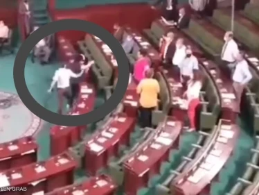 بالفيديو|| نائب تونسي يعنّف عبير موسي داخل قبة البرلمان لكماً وركلاً.. والجهات السياسية تعلق على "الفضيحة"