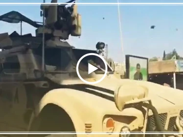 أهالي القامشلي يودعون الأرتال الأمريكية المنسحبة من مناطق قسد، بالشتائم و الحجارة (فيديو)