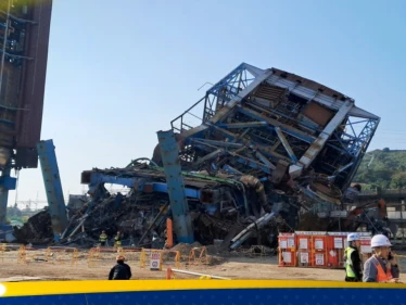 بالفيديو | مأساة في كوريا الجنوبية.. انهيار برج بارتفاع 60 متراً يودي بحياة عامل ويحتجز آخرين - وكالة ستيب نيوز