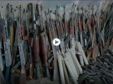بالفيديو|| حركة طالبان توثق لحظة استسلام ضابطٍ رفيع رفقة 40 مقاتلاً حكومياً تزامناً مع مفاوضات الدوحة