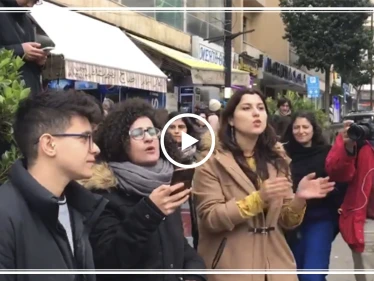 فيديو || نشطاء لبنانيون يطالبون بالإفراج عن معتقلين سوريين أمام "ثكنة الحلو" في بيروت
