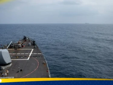 الحوثيون يهاجمون مدمرة أمريكية.. وبيان يكشف التفاصيل