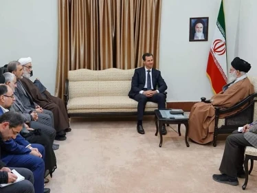 الأسد في زيارة غير معلنة للعاصمة طهران.. وعلم النظام غائب عن المشهد