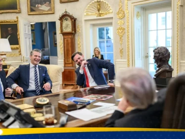 ساعة ذهبية على مكتب ترامب تثير الجدل.. ما قصتها؟ - وكالة ستيب نيوز