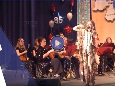 بالفيديو|| فتاة تقدم استعراضاً مذهلاً لأغاني الشامانية وتقلد أصوات الحيوانات بطريقة عجيبة مع قرع الطبول