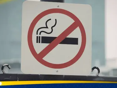 بريطانيا تقر قانوناً تاريخياً لحظر التدخين على الأجيال الجديدة - وكالة ستيب نيوز