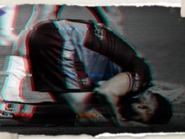 بعد أن بصق لاعب على المصري تريزيغيه أثناء سجوده.. نادي طرابزون يرد (فيديو)