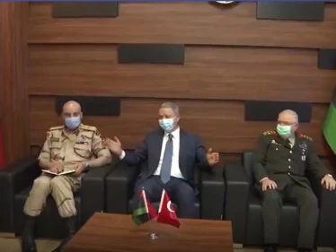 متخطيًا الأعراف.. وزير الدفاع التركي يغضب حكومات عربية (فيديو)