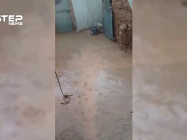 نازح في مخيم الركبان يوثق لحظة انغمار خيمته بمياه الأمطار