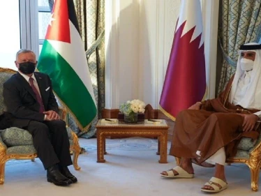 مباحثات بين الملك عبد الله والأمير تميم بن حمد تناولت سوريا وقضايا أخرى بزيارة هي الأولى من نوعها منذ سنوات