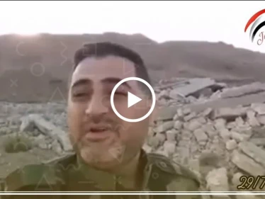 شاهد بالفيديو .. بعد اعتقاله وتعذيبه إعلامي الأسد "رئيف سلامة" على جبهات حماة