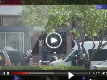 شاهد كيف اقتحمت القوات الكازاخستانية بنكاً في أستانا.. واعتقلت مسلحاً احتجز رهائن فيه