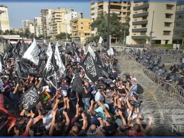 بالفيديو || تظاهرة في بيروت باتجاه السفارة الفرنسية رفضًا للإساءة إلى النبي محمد