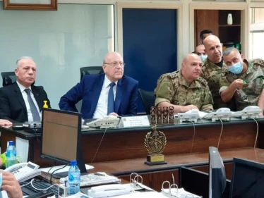 وزير الدفاع اللبناني يتحدث عن قرار بشأن قاضي تحقيقات انفجار مرفأ بيروت