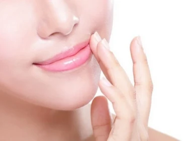 10 طرق طبيعية لـ تكبير الشفايف بعيداً عن الجراحة والأدوية الكيماوية مع نصائح هامة