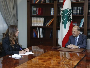 الرئيس اللبناني يوجه رسالة خطية إلى البابا فرنسيس.. ويناقش مع وزيرة الدفاع مسألة تتعلق بسوريا