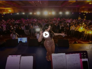 بالفيديو|| معجب يقتحم مسرح هيفاء وهبي في مصر... وردة فعل غير متوقعة من الأخيرة