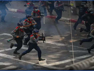 بالفيديو || عقب يوم دمويّ.. احتجاجات متواصلة في ميانمار وأساليب عنيفة يتّبعها الجيش