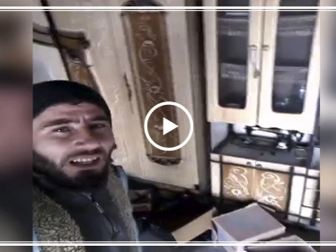 بالفيديو|| مدني من جنوبي إدلب يجهز أثاث منزله للحرق ليمنع قوات النظام السوري من سرقته!