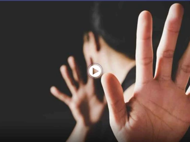 بالفيديو|| سيدة تصفع شاب على وجهه أمام الناس حاول مضايقة فتاة في أحد المتاجر