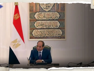 شاهد|| تفسيرات لآية قرآنية ظهرت خلف السيسي في اجتماع تثير التفاعل