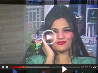 بالفيديو|| شيخ "يوبخ" ناشطة عراقية تدافع عن الإفطار العلني بنهار رمضان