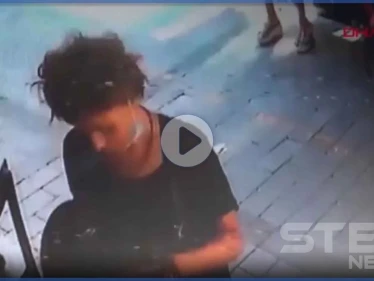 حادثة تُشعل الإعلام التركي.. امرأة تتبول وسط الشارع في إزمير وهي تبتسم (فيديو)