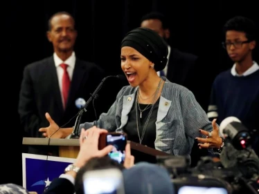 نائبة أمريكية مسلمة من أصول عربية تتزوج شقيقها.. وصحيفة بريطانية تكشف المستور بالوثائق