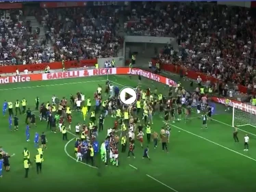 بالفيديو|| إيقاف مباراة في الدوري الفرنسي بعد اقتحام الجماهير لأرض الملعب والهجوم على اللاعبين